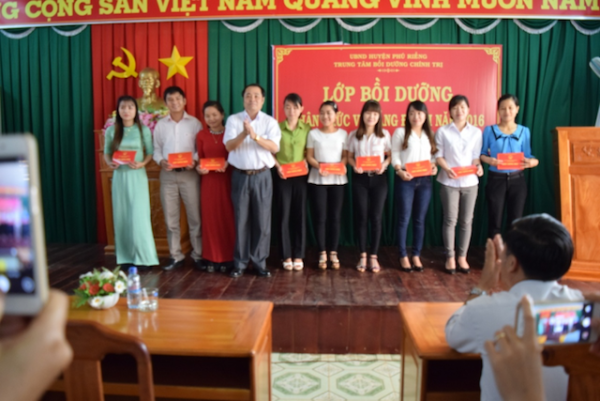 86 quần chúng ưu tú được cấp giấy chứng nhận cảm tình Đảng