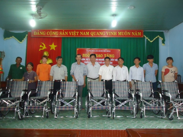 UBND HUYỆN PHÚ RIỀNG TRAO TẶNG 42 XE LĂN, XE LẮC CHO NGƯỜI KHUYẾT TẬT.
