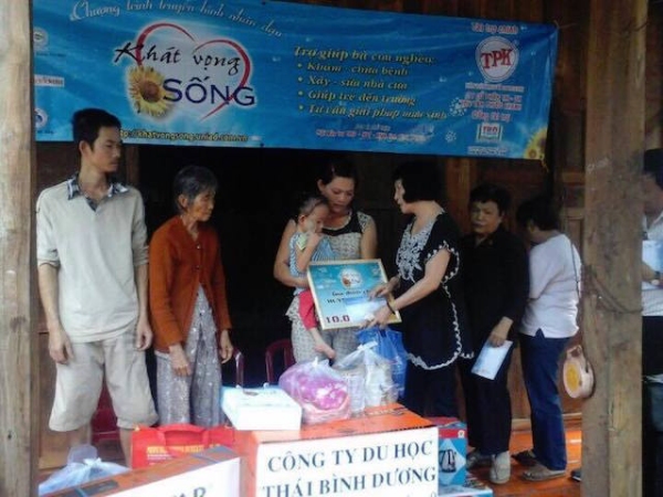 “KHÁT VỌNG SỐNG” THĂM VÀ HỖ TRỢ PHỤ NỮ NGHÈO TẠI XÃ BÌNH TÂN HUYỆN PHÚ RIỀNG