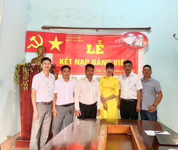 CHI BỘ TRƯỜNG TIỂU HỌC CHU VĂN AN KẾT NẠP ĐẢNG VIÊN MỚI.