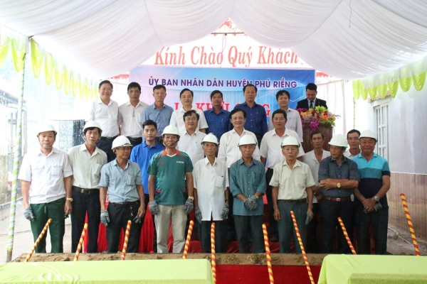 NHÂN DÂN PHẤN KHỞI DỰ LỄ KHỞI CÔNG NÂNG CẤP, MỞ RỘNG ĐƯỜNG LIÊN XÃ LONG HƯNG ĐI LONG BÌNH.