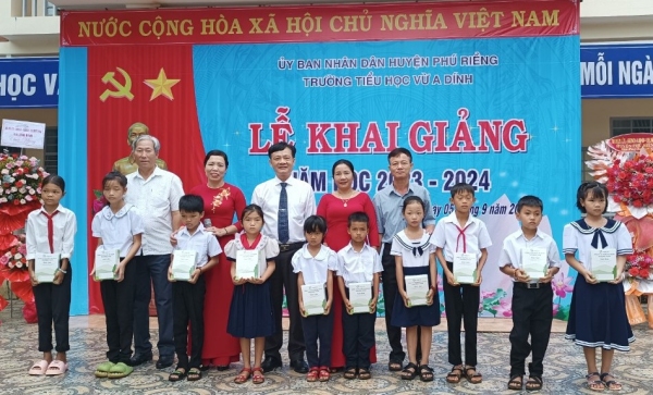 CHỦ TỊCH UBND HUYỆN PHÚ RIỀNG DỰ LỄ KHAI GIẢNG NĂM HỌC MỚI TẠI TRƯỞNG TIỂU HỌC VỪ A DÍNH VÀ MẪU GIÁO TUỔI THƠ.