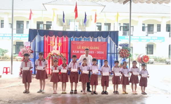 Bù Nho tặng 69 phần quà cho các em học sinh có hoàn cảnh khó khăn nhân dịp Khai giảng năm học mới 2023-2024