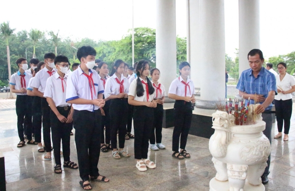 HUYỆN PHÚ RIỀNG DÂNG HƯƠNG TƯỞNG NIỆM CÁC ANH HÙNG LIỆT SĨ NHÂN KỶ NIỆM NGÀY QUỐC KHÁNH 2-9.