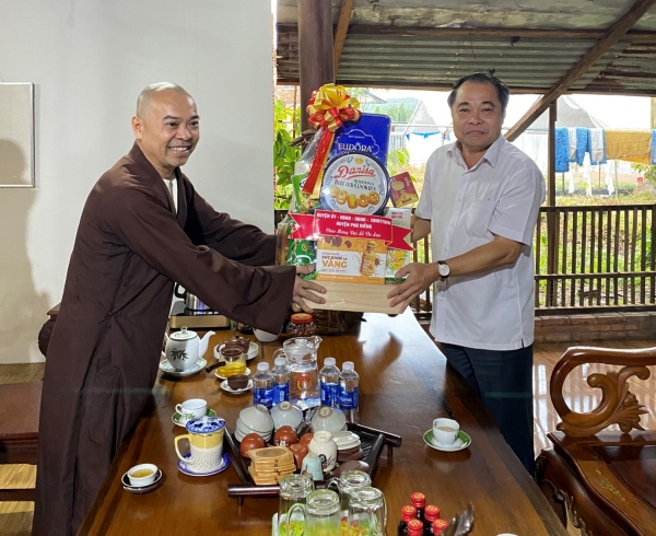 UV BTV, Phó Chủ tịch UBND huyện Phú Riềng Bùi Văn Hiếu chúc mừng Đại lễ Vu lan báo hiếu chùa Pháp Tịnh.