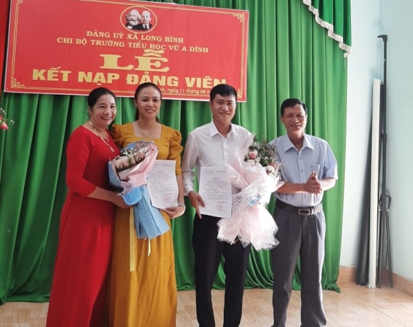 Chi bộ trường tiểu học Vừ A Dính kết nạp 2 Đảng viên mới.