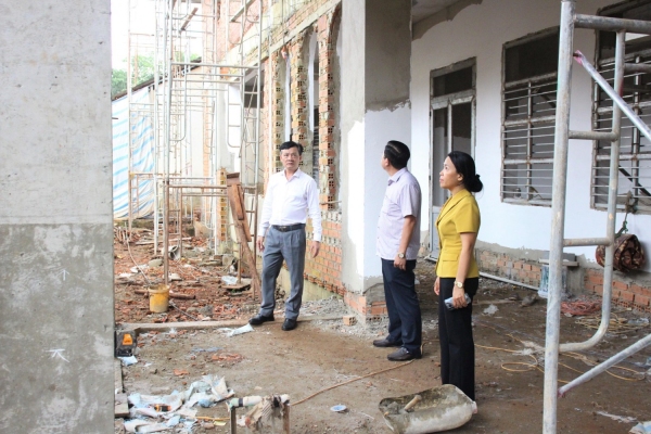 KIỂM TRA TIẾN ĐỘ XÂY DỰNG NÔNG THÔN MỚI XÃ PHÚ TRUNG.
