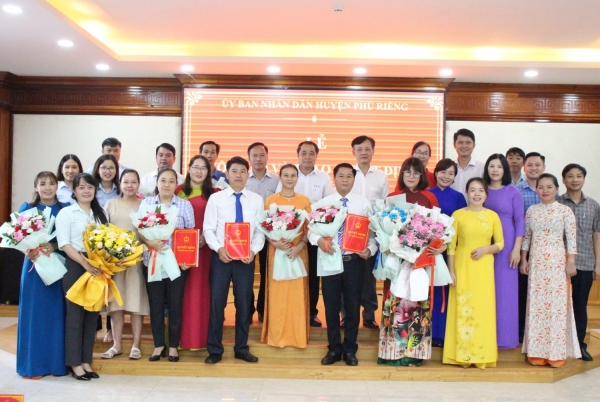 UBND HUYỆN PHÚ RIỀNG TRAO QUYẾT ĐỊNH VỀ CÔNG TÁC CÁN BỘ.