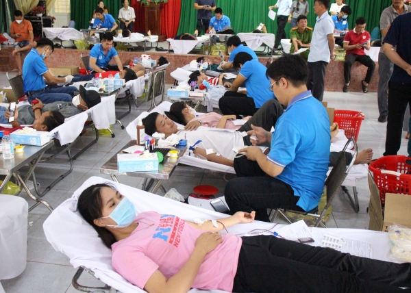 NGƯỜI DÂN HUYỆN PHÚ RIỀNG HÀO HỨNG THAM GIA HIẾN MÁU TÌNH NGUYỆN.