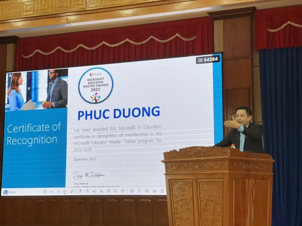 THẠC SỸ DƯƠNG TRỌNG PHÚC - PHÓ HIỆU TRƯỞNG TRƯỜNG ĐOÀN LÝ TỰ TRỌNG, CHUYÊN GIA GIÁO DỤC SÁNG TẠO CỦA MICROSOFT BÁO CÁO CHUYÊN ĐỀ TẠI LỚP BỒI DƯỠNG CHÍNH TRỊ HÈ CỦA HUYỆN PHÚ RIỀNG