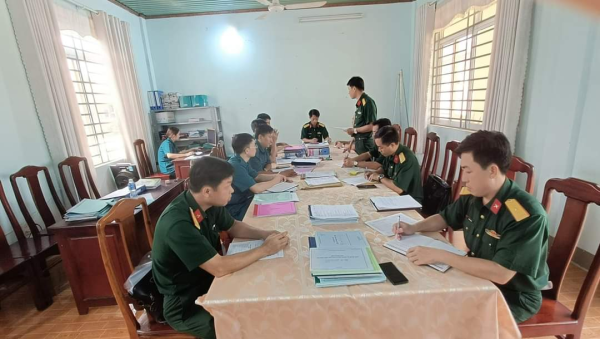 BAN CHỈ HUY QUÂN SỰ HUYỆN PHÚ RIỀNG KIỂM TRA KẾT QUẢ THỰC HIỆN NHIỆM VỤ QUÂN SỰ, QUỐC PHÒNG 6 THÁNG ĐẦU NĂM 2023 TẠI BAN CHQS XÃ PHÚ RIỀNG