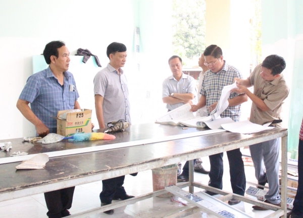 CHỦ TỊCH UBND HUYỆN PHÚ RIỀNG KIỂM TRA CÁC CÔNG TRÌNH ĐANG THI CÔNG TẠI XÃ LONG HÀ.