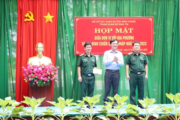 LÃNH ĐẠO HUYỆN PHÚ RIỀNG VÀ THÂN NHÂN CHIẾN SĨ MỚI THAM GIA HỌP MẶT TẠI TRUNG ĐOÀN BỘ BINH 736.