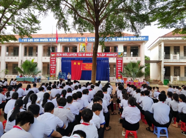 Học sinh Trường THCS Bù Nho được tư vấn hướng nghiệp