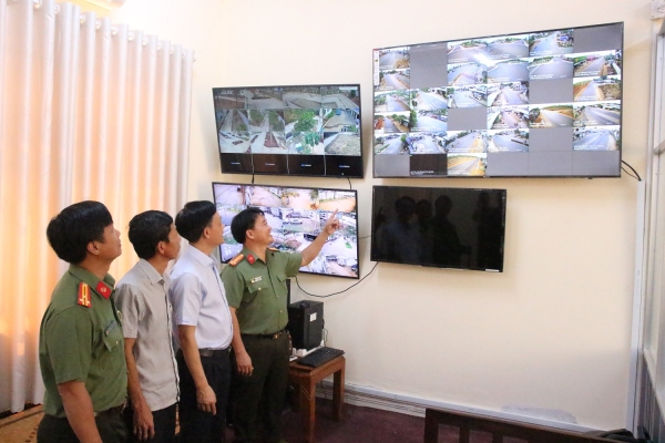 CHỦ TỊCH UBND HUYỆN PHÚ RIỀNG KIỂM TRA VIỆC VẬN HÀNH HỆ THỐNG CAMERA AN NINH.