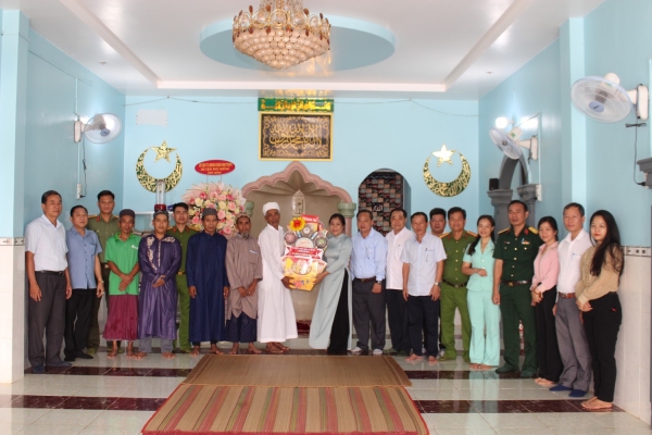 LÃNH ĐẠO HUYỆN PHÚ RIỀNG THĂM, CHÚC MỪNG ĐỒNG BÀO CHĂM NHÂN LỄ RAMADAN