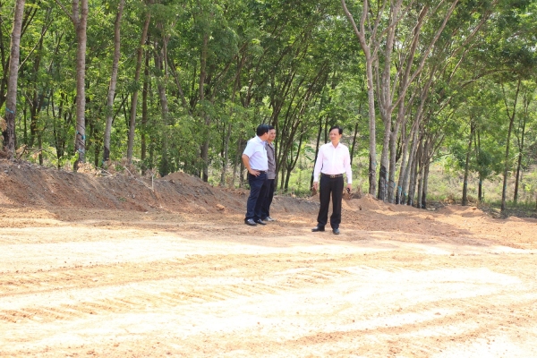 Lãnh đạo huyện Phú Riềng kiểm tra các tuyến đường giao thông đang xây dựng.