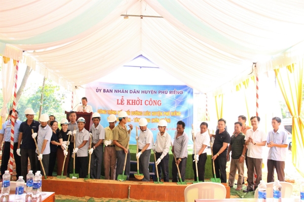 HUYỆN PHÚ RIỀNG KHỞI CÔNG THÊM TUYẾN ĐƯỜNG HỢP LÒNG DÂN.