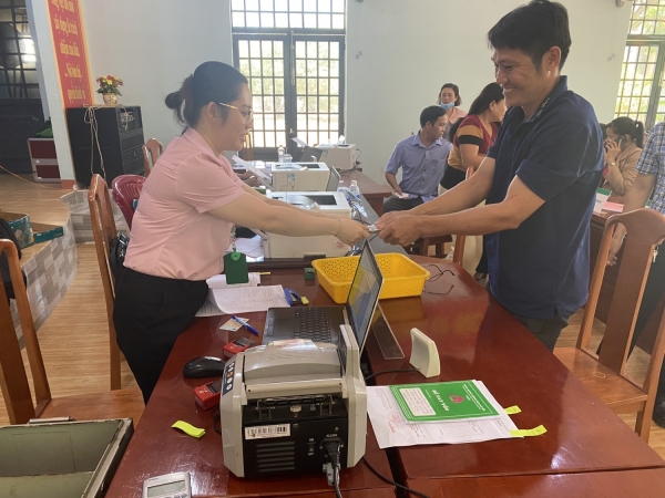 Ngân hàng chính sách huyện Phú Riềng giải ngân số tiền 370 triệu đồng cho các hộ vay xã Phú Riềng