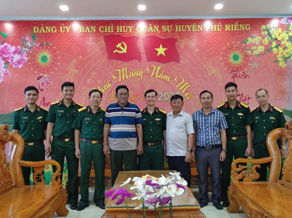 BAN CHQS HUYỆN PHÚ RIỀNG VÀ TIỂU ĐOÀN 2, TIỂU KHU QUÂN SỰ TỈNH KRATIE TĂNG CƯỜNG ĐOÀN KẾT HỮU NGHỊ