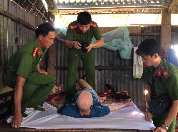 CÔNG AN HUYỆN PHÚ RIỀNG ĐẾN TẬN NHÀ LÀM CĂN CƯỚC CÔNG DÂN CHO NGƯỜI GIÀ YẾU.