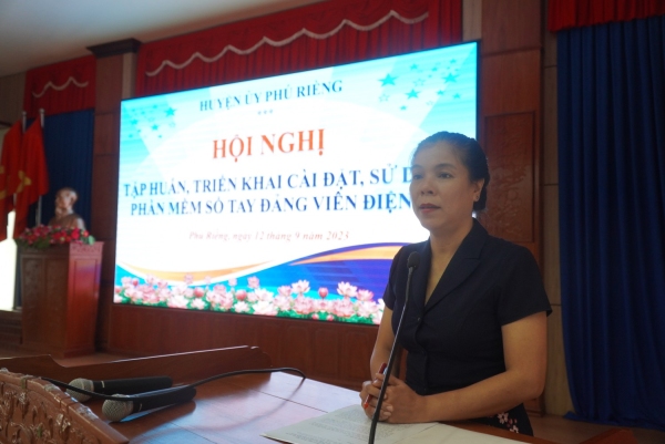 Phú Riềng tập huấn cài đặt, sử dụng Sổ tay đảng viên điện tử tỉnh Bình Phước