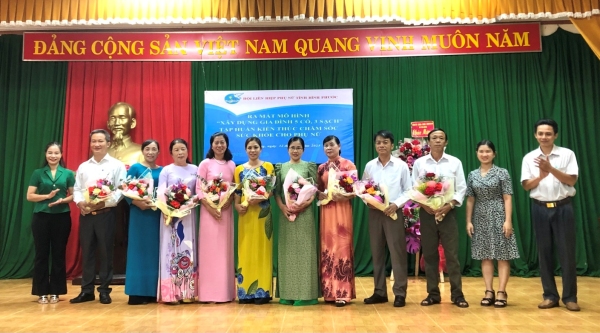 RA MẮT MÔ HÌNH “XÂY DỰNG GIA ĐÌNH 5 CÓ, 3 SẠCH” VÀ TẬP HUẤN KIẾN THỨC CHĂM SÓC SỨC KHỎE CHO PHỤ NỮ TẠI XÃ PHÚ RIỀNG