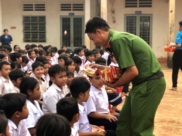 TẶNG HỌC BỔNG VÀ BÁNH TRUNG THU CHO CÁC EM HỌC SINH TẠI ĐIỂM TRƯỜNG THÔN BÌNH TRUNG, XÃ PHƯỚC TÂN, HUYỆN PHÚ RIỀNG