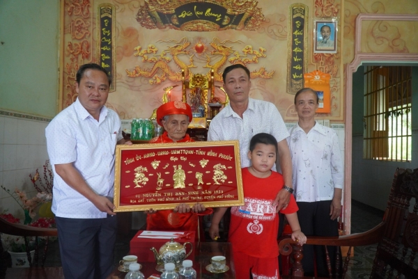 LÃNH ĐẠO HUYỆN PHÚ RIỀNG THĂM, TẶNG QUÀ NGƯỜI CAO TUỔI.