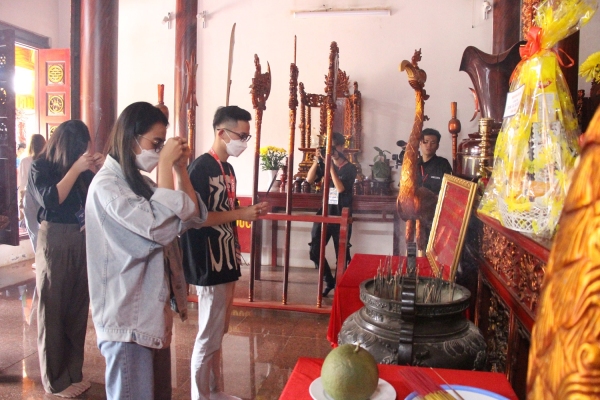 ĐOÀN SINH VIÊN TRƯỜNG ĐẠI HỌC HUTECH THÀNH PHỐ HỒ CHÍ MINH DÂN HƯƠNG ĐỀN THỜ CÁC VUA HÙNG HUYỆN PHÚ RIỀNG