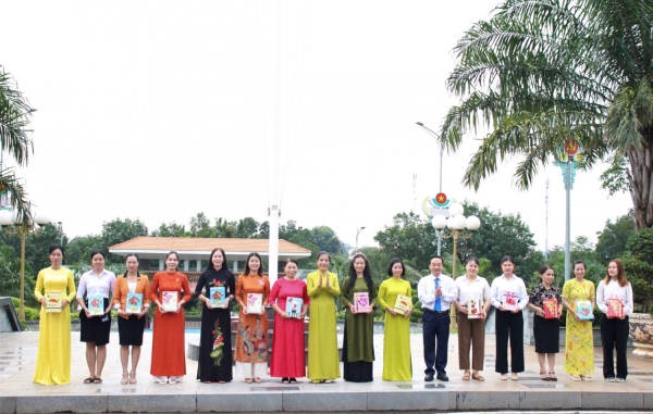 HUYỆN PHÚ RIỀNG TỔ CHỨC CHÀO CỜ VÀ SINH HOẠT CHÍNH TRỊ DƯỚI CỜ ĐẦU THÁNG 10 VỚI NHIỀU HOẠT ĐỘNG Ý NGHĨA.
