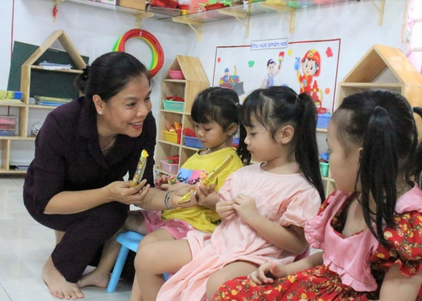 LÃNH ĐẠO HUYỆN PHÚ RIỀNG THĂM CHÚC MỪNG CÁC TRƯỜNG MẦM NON TƯ THỤC NHÂN NGÀY NHÀ GIÁO VIỆT NAM.