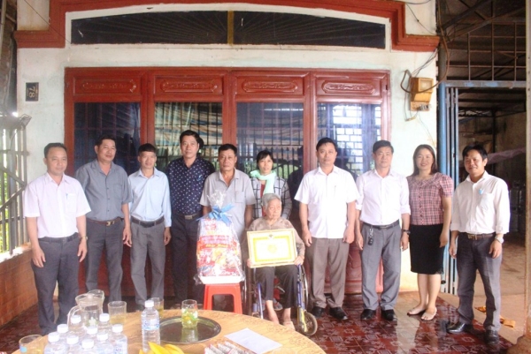 LÃNH ĐẠO HUYỆN PHÚ RIỀNG THĂM TẶNG QUÀ NGƯỜI CAO TUỔI TRÊN ĐỊA BÀN HUYỆN