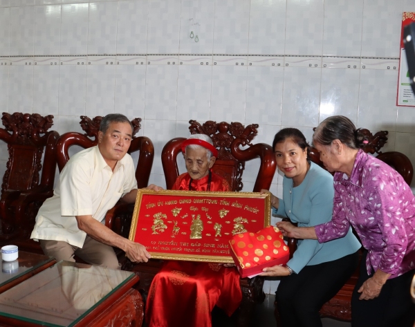 LÃNH ĐẠO TỈNH, HUYỆN THĂM, TẶNG QUÀ NGƯỜI CAO TUỔI Ở HUYỆN PHÚ RIỀNG