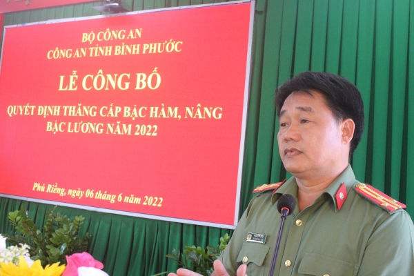 Năm 2022 Công an huyện Phú Riềng có 39 cán bộ chiến sỹ được nâng lương, thăm cấp bậc hàm.