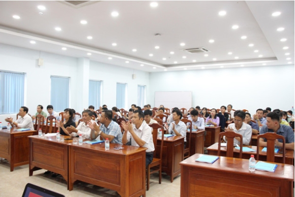 Bồi dưỡng nghiệp vụ cho công chức phụ trách xây dựng nông thôn mới.