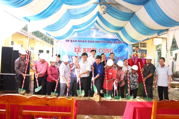 Lãnh đạo Huyện Phú Riềng, xã Bình Sơn, xã Long Hưng và nhân dân thực hiện nghi thức động thổ.