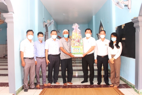 LÃNH ĐẠO HUYỆN PHÚ RIỀNG THĂM, TẶNG QUÀ CỘNG ĐỒNG NGƯỜI CHĂM Ở XÃ PHÚ RIỀNG