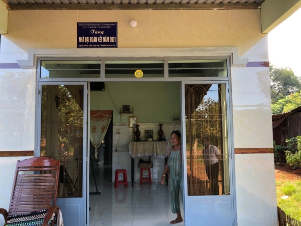 Ủy ban MTTQ Việt Nam tỉnh kiểm tra công tác xây dựng nhà Đại đoàn kết năm 2021 tại huyện Phú Riềng