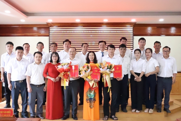 Phú Riềng công bố và trao quyết định về công tác cán bộ.