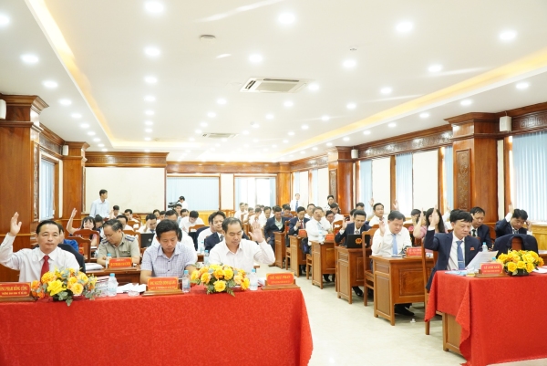 Kỳ họp thứ 8, HĐND huyện Phú Riềng thông qua 21 Nghị quyết quan trọng.