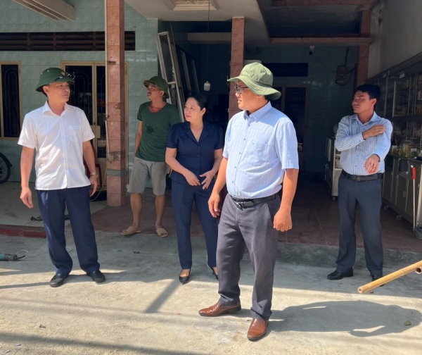 Phó Bí thư, Chủ tịch UBND huyện Phú Riềng Lê Anh Nam kiểm tra tiến độ giải phóng mặt bằng Dự án: duy tu, sửa chữa đường trước UBND xã Long Bình đến cầu An Giang và từ thôn 5 đi thôn 2.