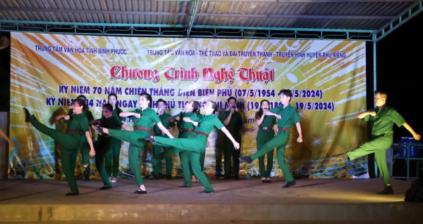 Huyện Phú Riềng tuyên truyền lưu động về cơ sở kỷ niệm các ngày lễ lớn của đất nước.