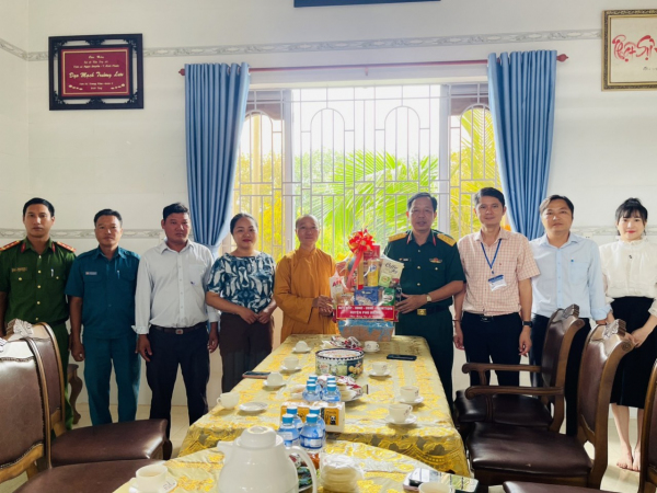 Lãnh đạo huyện Phú Riềng đi tham, tặng quà nhân Đại lễ vu lan báo hiếu năm 2024.