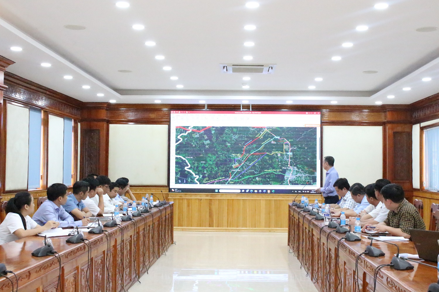 PHÓ CHỦ TỊCH UBND TỈNH HUỲNH ANH MINH LÀM VIỆC VỚI HUYỆN PHÚ RIỀNG VỀ CÁC TUYẾN ĐƯỜNG GIAO THÔNG.
