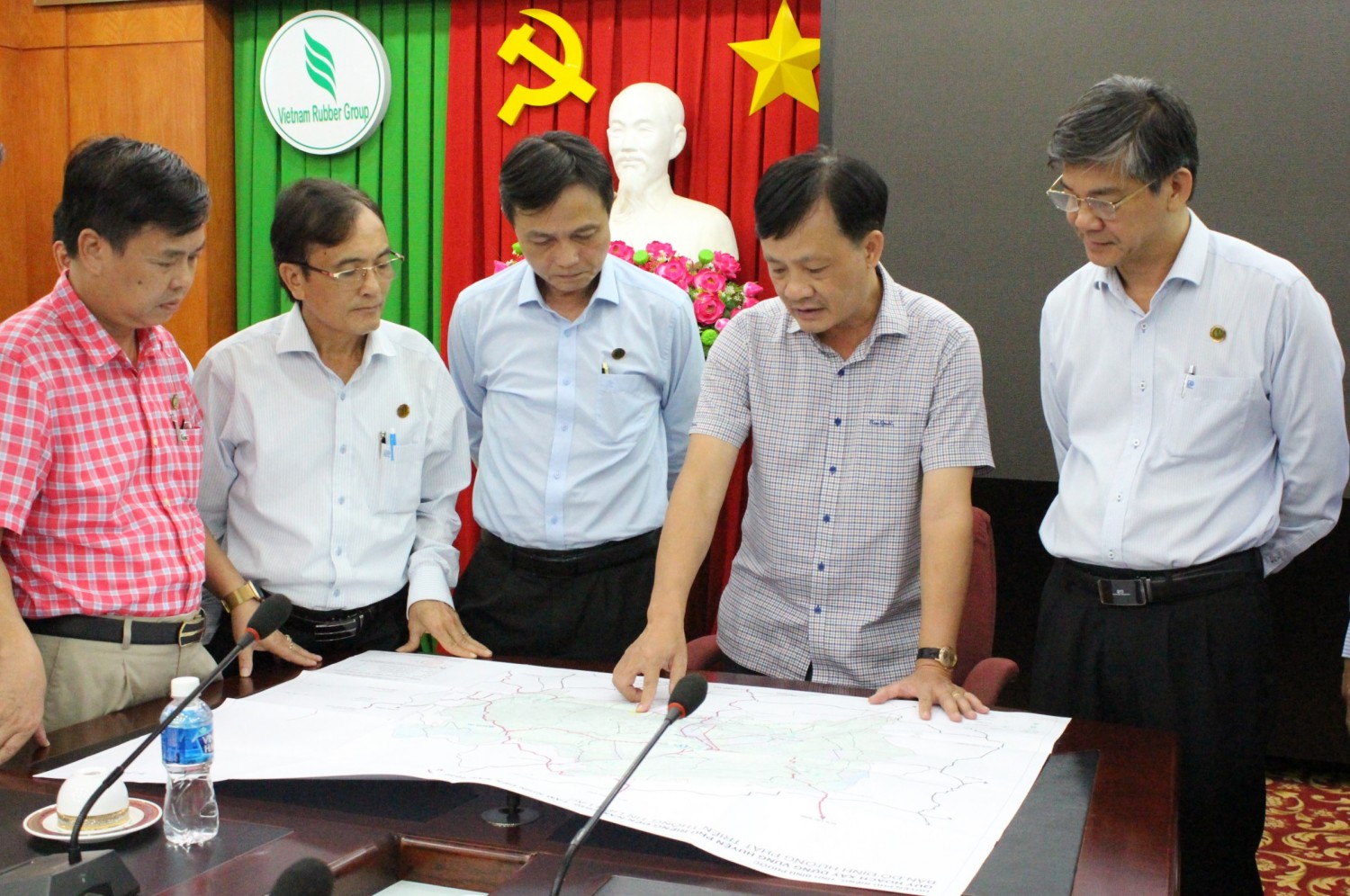 LÃNH ĐẠO HUYỆN PHÚ RIỀNG VÀ CÔNG TY TNHH MTV CAO SU PHÚ RIỀNG KIỂM TRA THỰC ĐỊA CÁC CÔNG TRÌNH HẠ TẦNG GIAO THÔNG.