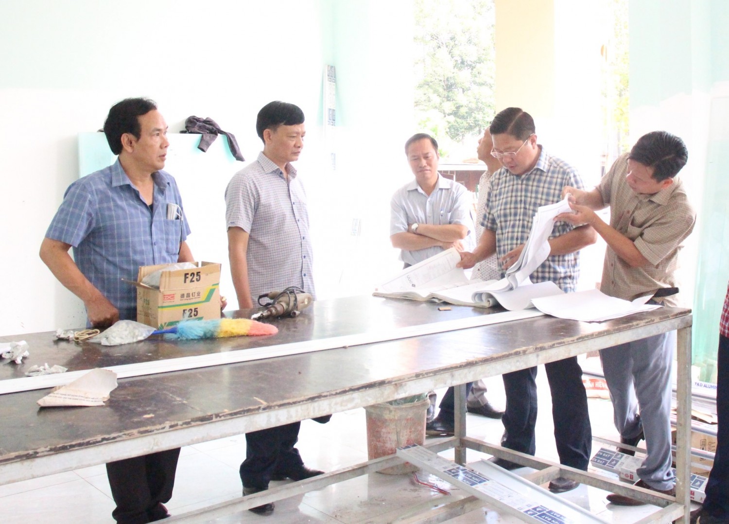 CHỦ TỊCH UBND HUYỆN PHÚ RIỀNG KIỂM TRA CÁC CÔNG TRÌNH ĐANG THI CÔNG TẠI XÃ LONG HÀ.