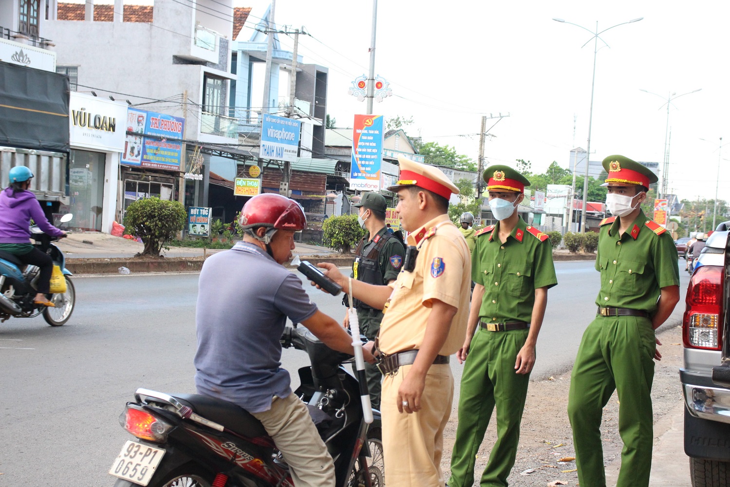 CÔNG AN HUYỆN PHÚ RIỀNG TĂNG CƯỜNG XỬ LÝ CÁC TRƯỜNG HỢP NGƯỜI THAM GIA GIAO THÔNG VI PHẠM NÔNG ĐỘ CỒN.