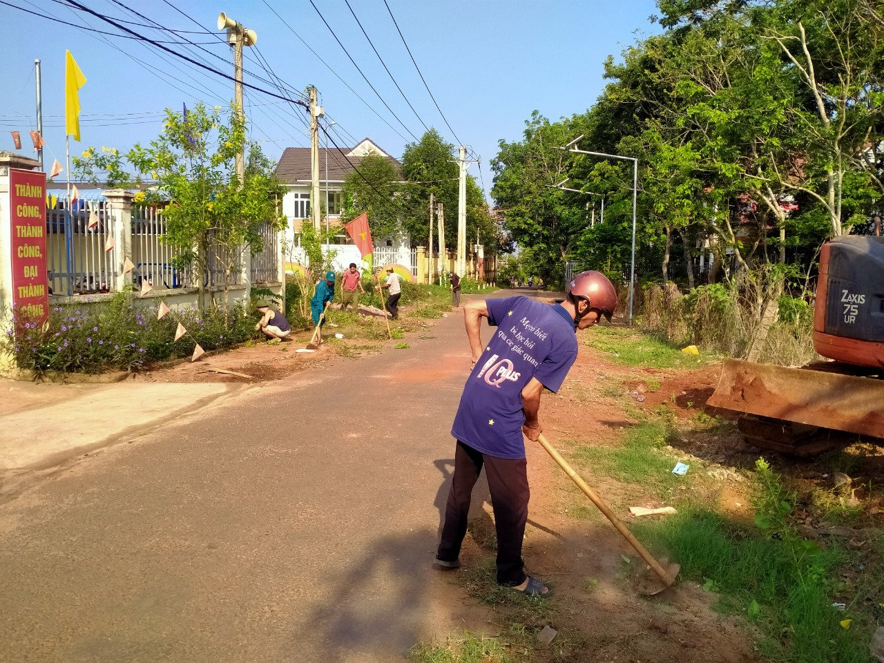 Các Chi hội thôn Tân Hiệp 1, xã Bù Nho vệ sinh các tuyến đường thôn chào mừng Ngày giải phóng miền Nam thống nhất đất nước (30/4/1975-30/4/2023)