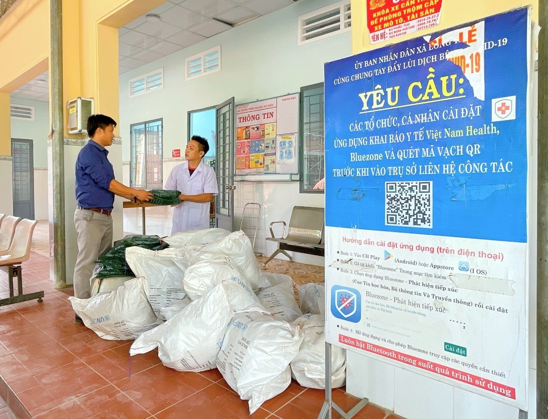 Phú Riềng: Cấp 350 chiếc màn đôi và 750 võng bọc màn tẩm hóa chất tồn lưu dài phòng, chống bệnh sốt rét cho người dân